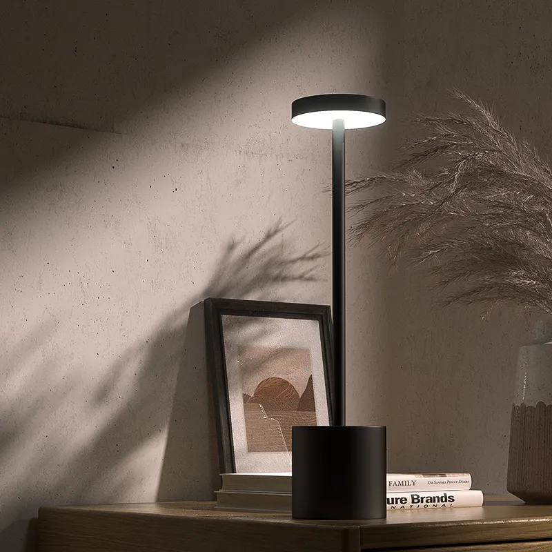 Chiara Iron Lamp